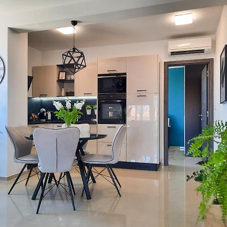 Enjoy Pula - New Apt With Terrace And Free Parking Garage 외부 사진