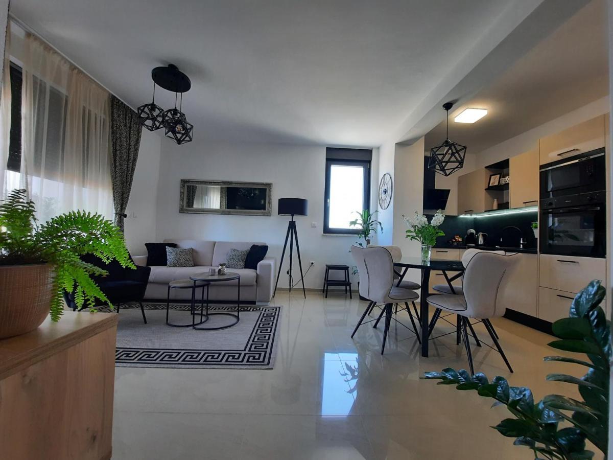 Enjoy Pula - New Apt With Terrace And Free Parking Garage 외부 사진