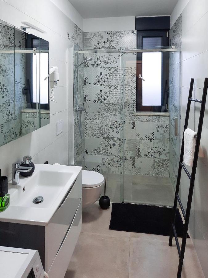 Enjoy Pula - New Apt With Terrace And Free Parking Garage 외부 사진